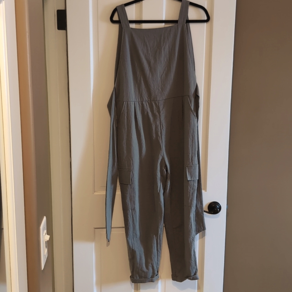 Women's Capri pant suit in Khaki with tie waist. Front and cargo pockets.